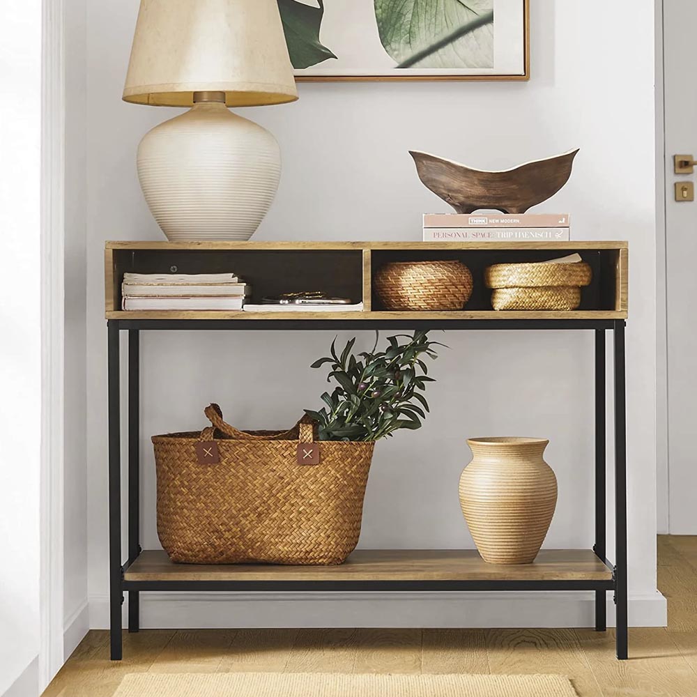 Industrielt konsolbord i træ med sort metalstel i smal entré med lampe, kurv, plante og hvid væg som lifestyle-baggrund