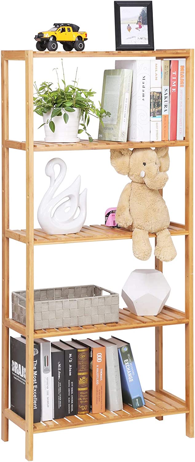 Bambusreol med plante, bøger og stuffed elephant i et lyst rum med japandi-indretning