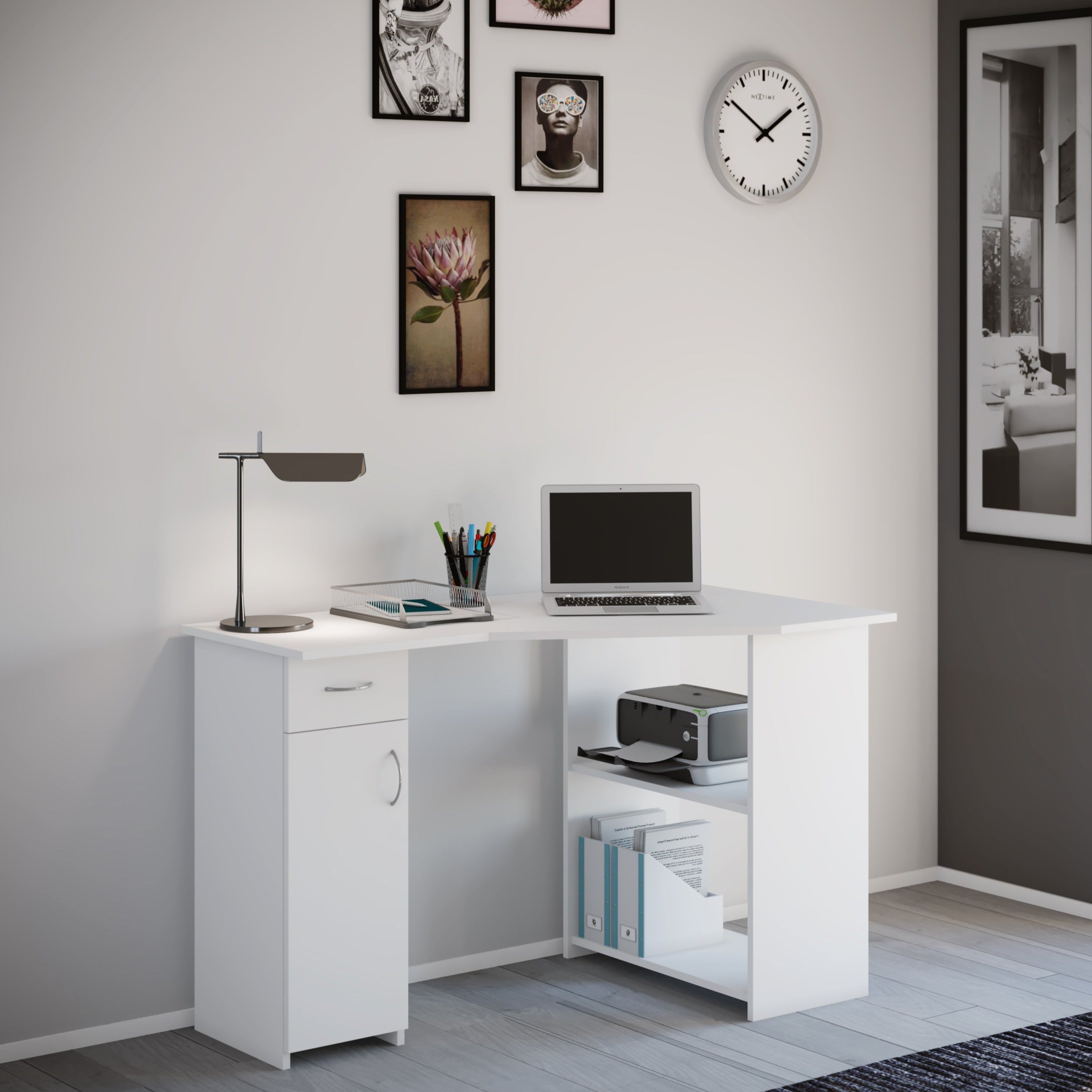 Smalt hvidt hjørneskrivebord placeret i lyst hjemmekontor med eg-gulv og minimalistisk skandinavisk indretning under 5 m²