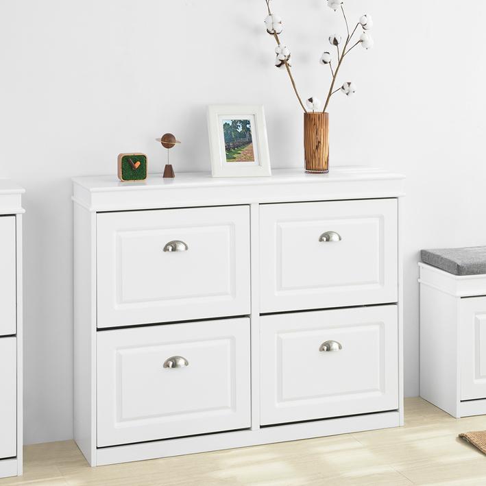 Smart skoskab med 2 vippelåger 105 cm i hvid med dekoration ovenpå i lys entré