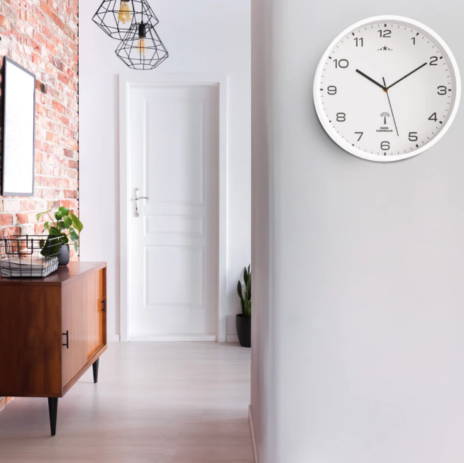 Sådan bruger du et vægur som midtpunkt i din indretning