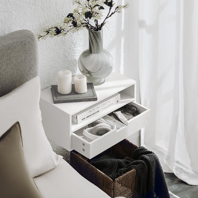 Det flydende sengebord: Sådan vælger du størrelse, farve og monteringshøjde