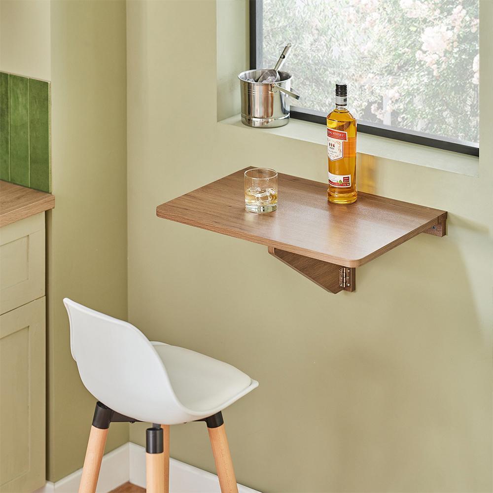 Vægmonteret hængebord i naturfarvet eg-finer 60x40 cm med whisky og glas opstillet i lyst køkken med vindue