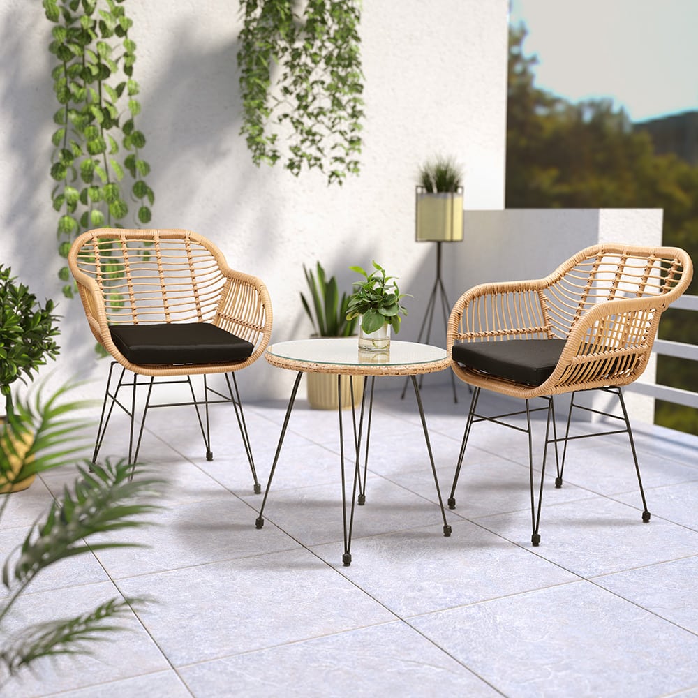 3-delt altansæt Bali i polyrattan på lille altan med 2 lounge havestole og sidebord, kompakt og pladsbesparende udeliv