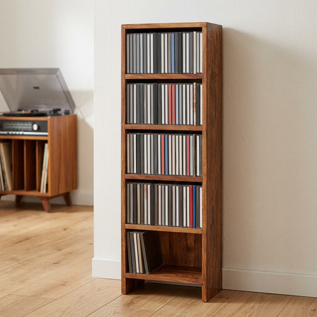 Smal brun CD-reol med fem rum, fire fyldte hylder og synlig reserveplads nederst