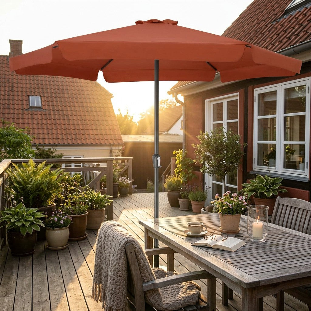 Stor parasol giver bred skygge over et terrassebord sat til eftermiddagskaffe i en dansk have