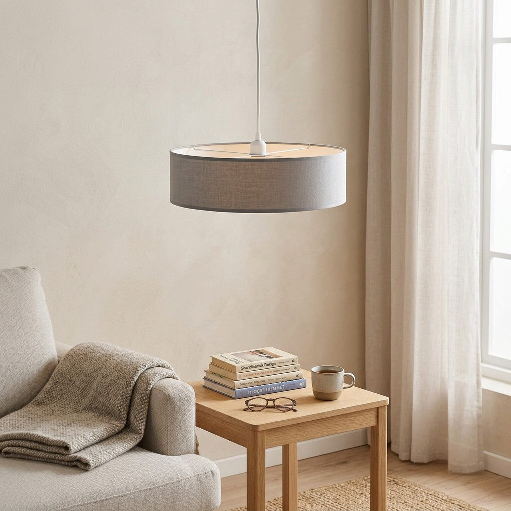 Grå stofloftslampe i lys dansk stue med rolig skærm og enkel hverdagsvenlig form