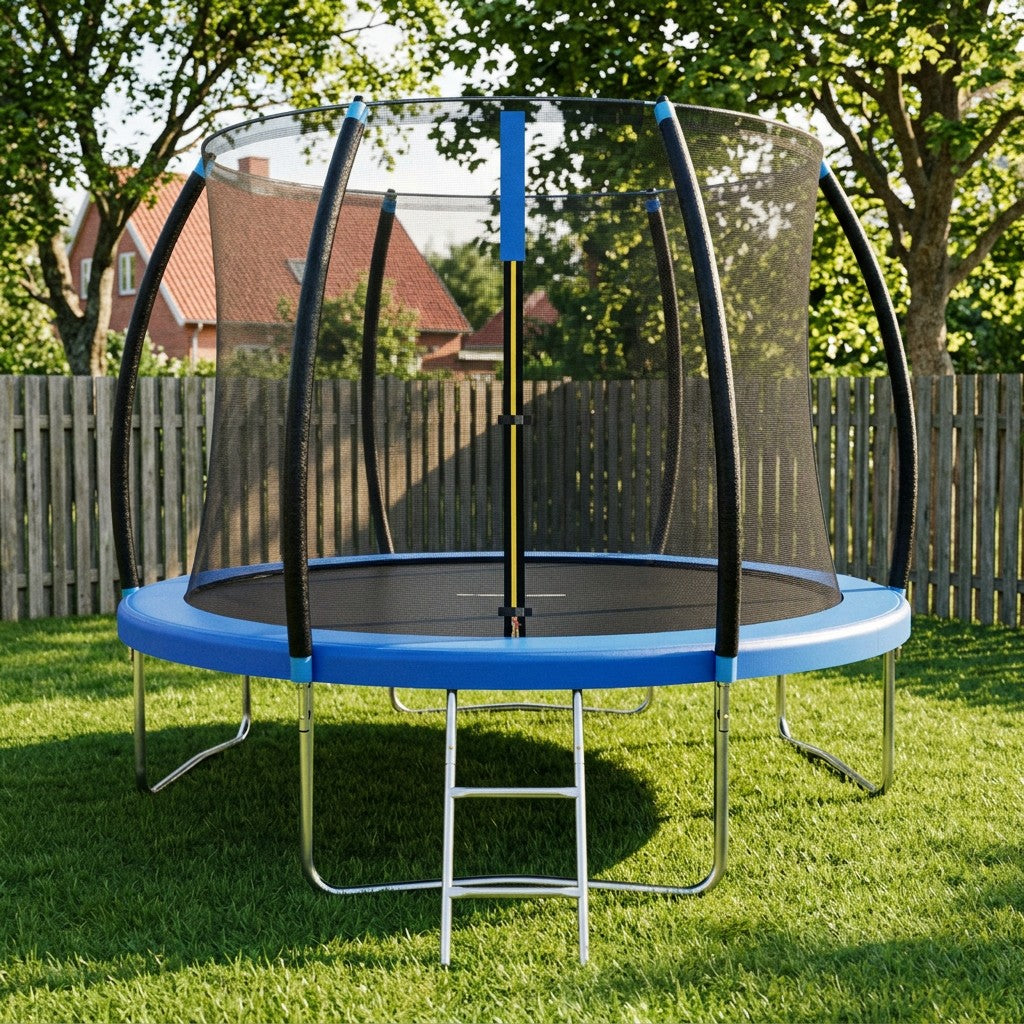 Rund havetrampolin i sort og blåt metal med højt sikkerhedsnet og stige opstillet i en dansk have i sommersol
