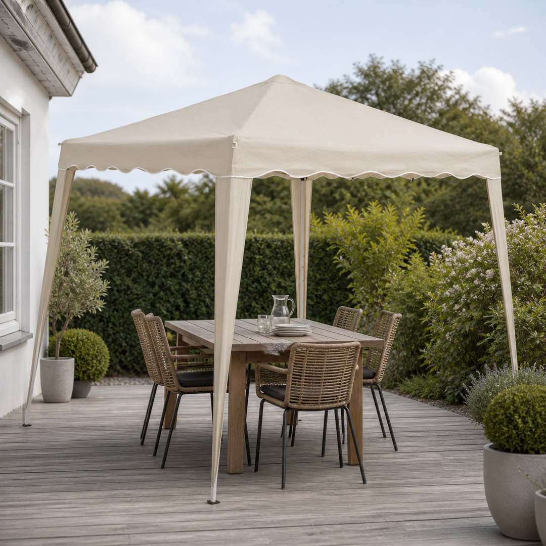 den beige pop-up-pavillon i beskeden dansk terrasse, hvor pop-up-pavillonen er fuldt opslået og forankret omkring én enkel spisegruppe