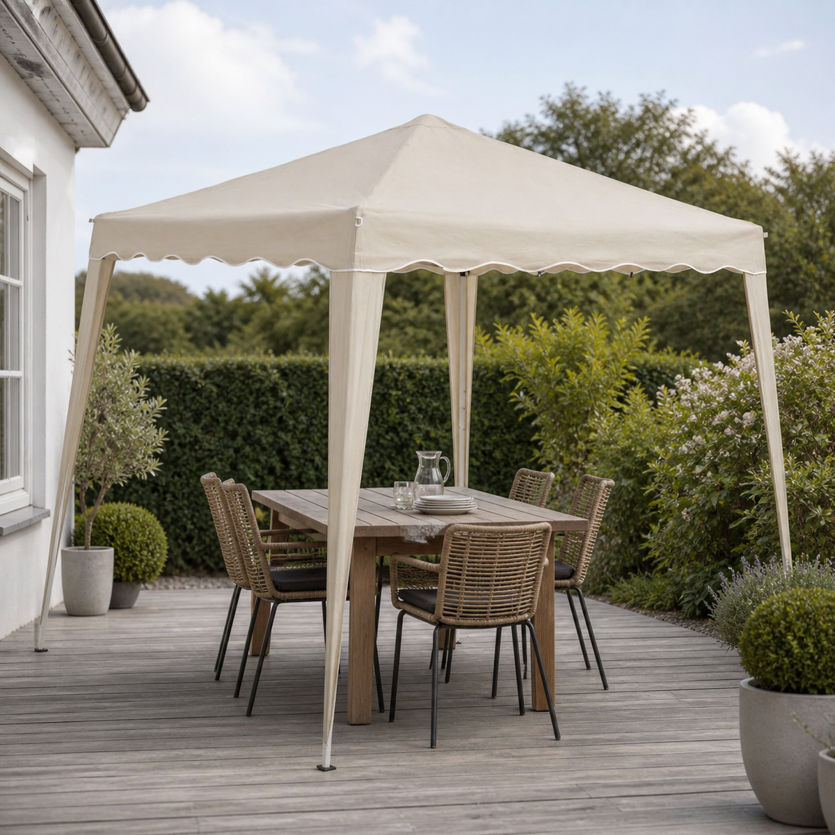 den beige pop-up-pavillon i beskeden dansk terrasse, hvor pop-up-pavillonen er fuldt opslået og forankret omkring én enkel spisegruppe