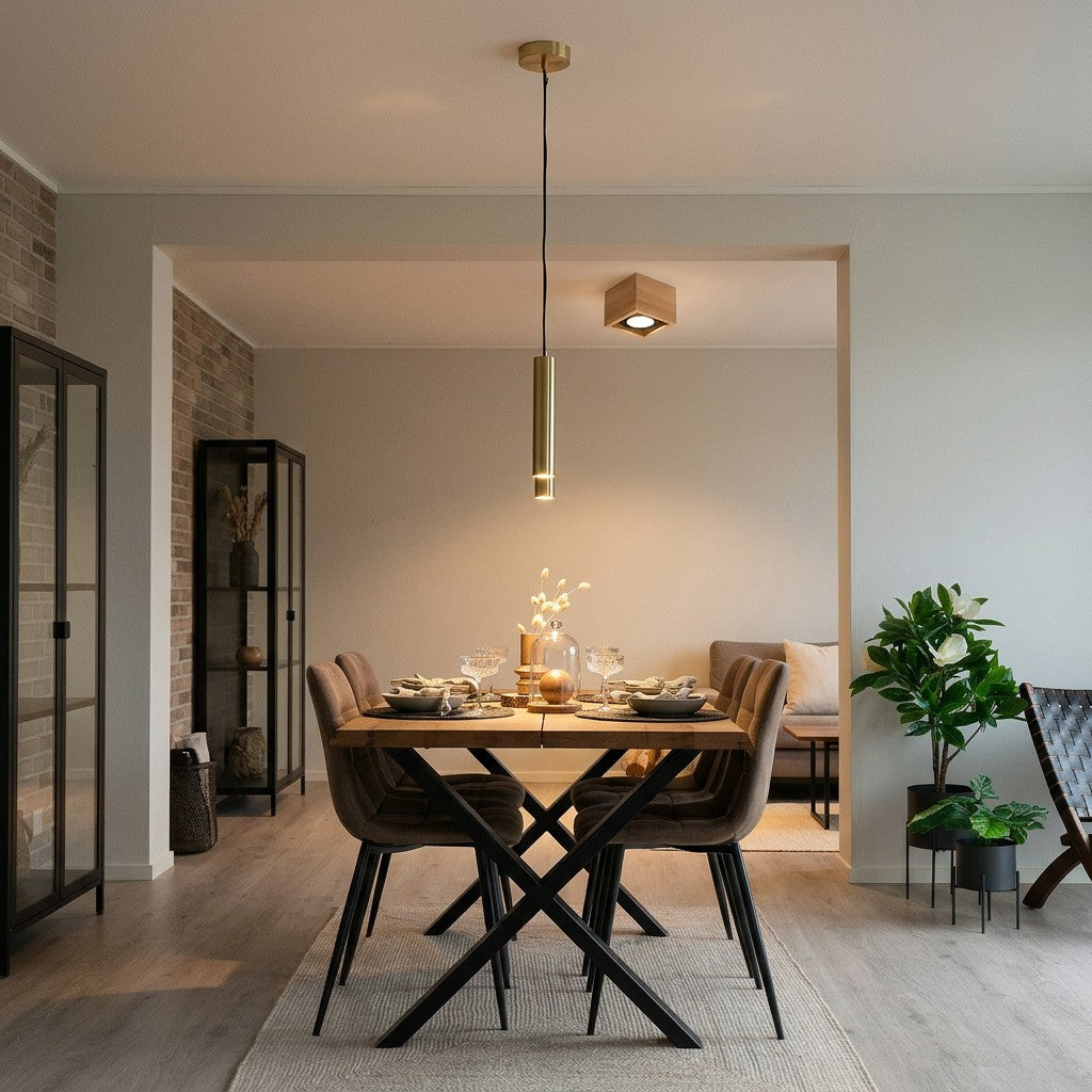 Messing-pendel over spisebord og kvadratisk trae-loftlampe taet paa loftet i samme stue