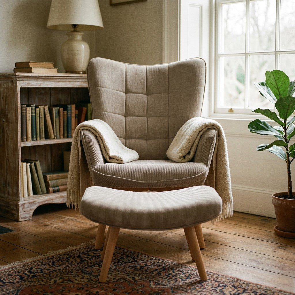 Corduroy laenestol i lysebrun med skammel i stue, naerbillede af stoffet