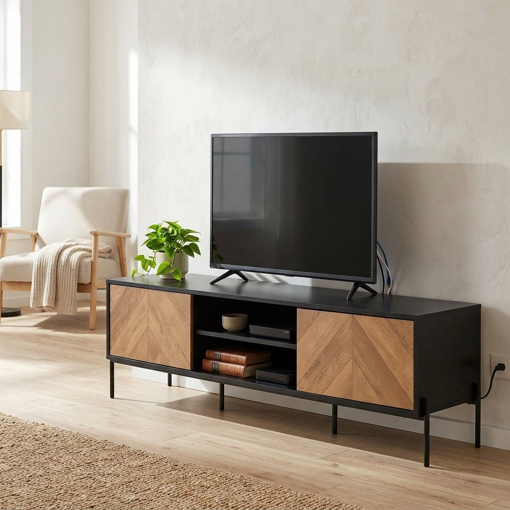 Sort tv-bord i sheesham-træ med tv ovenpå og kabler ned bag møblet i en lys skandinavisk stue