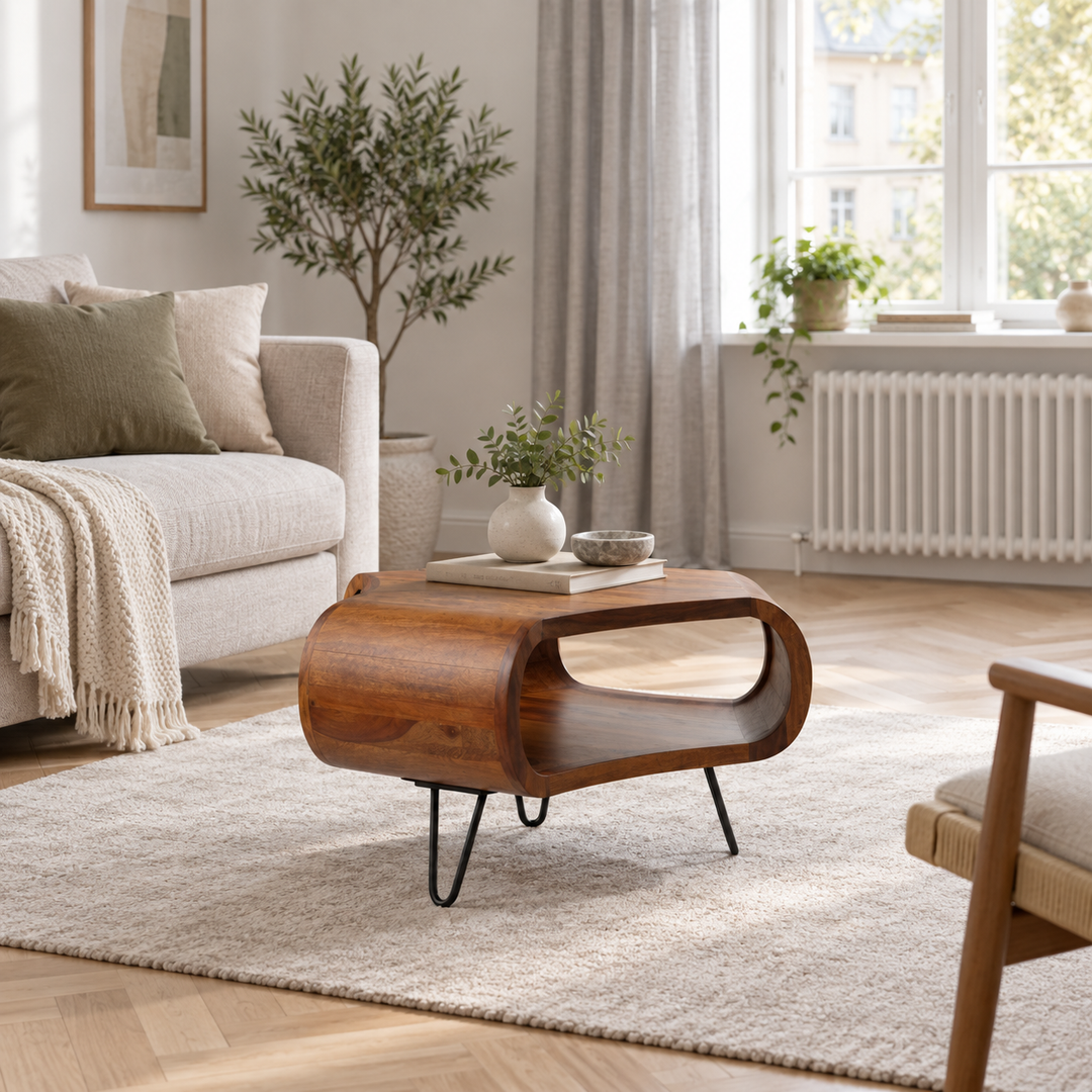 Gardinet er trukket til siden med tydelig fri gulvplads til det lave bord, en almindelig radiator og vindueskarm giver skala