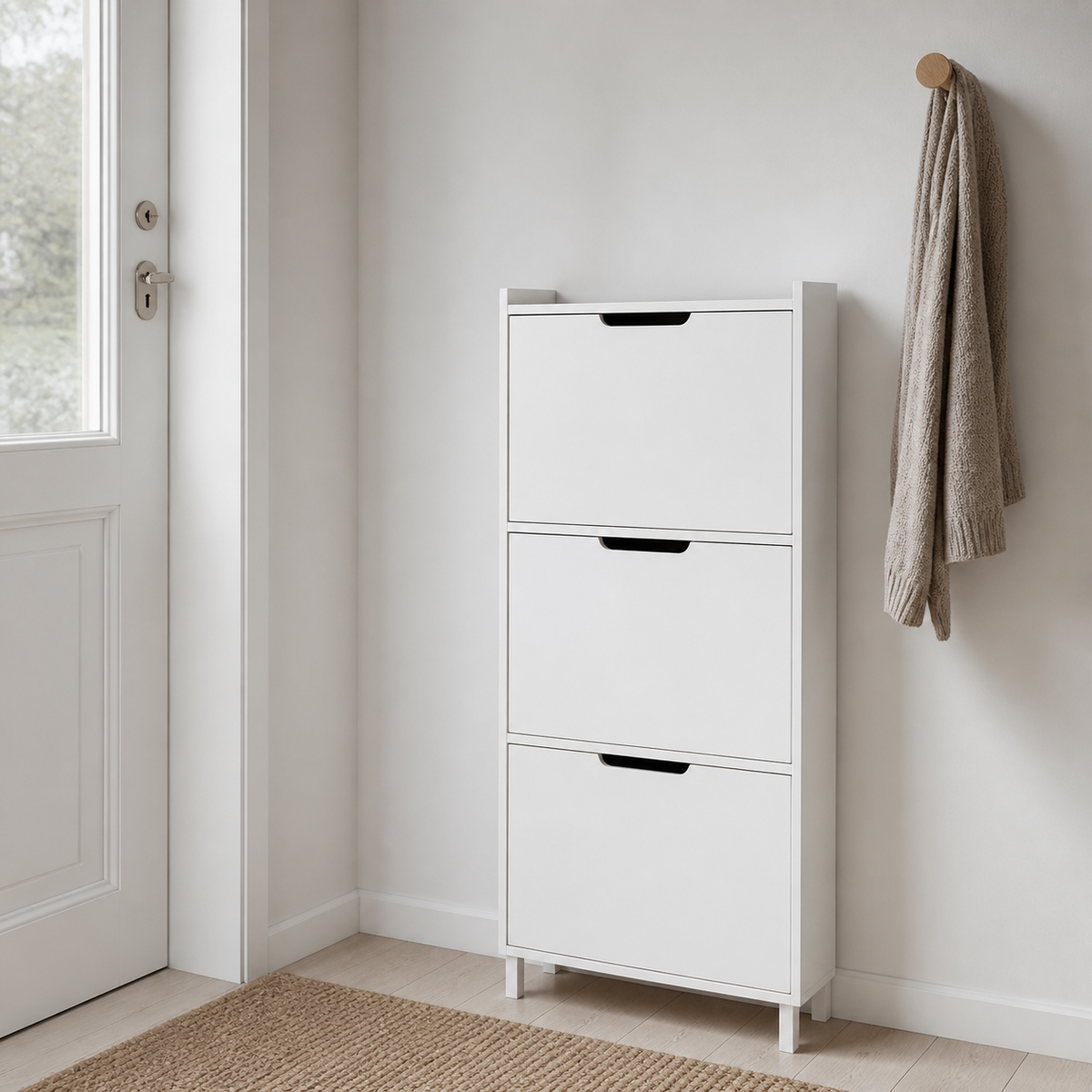 Minimalistisk entré med slankt lukket skoskab