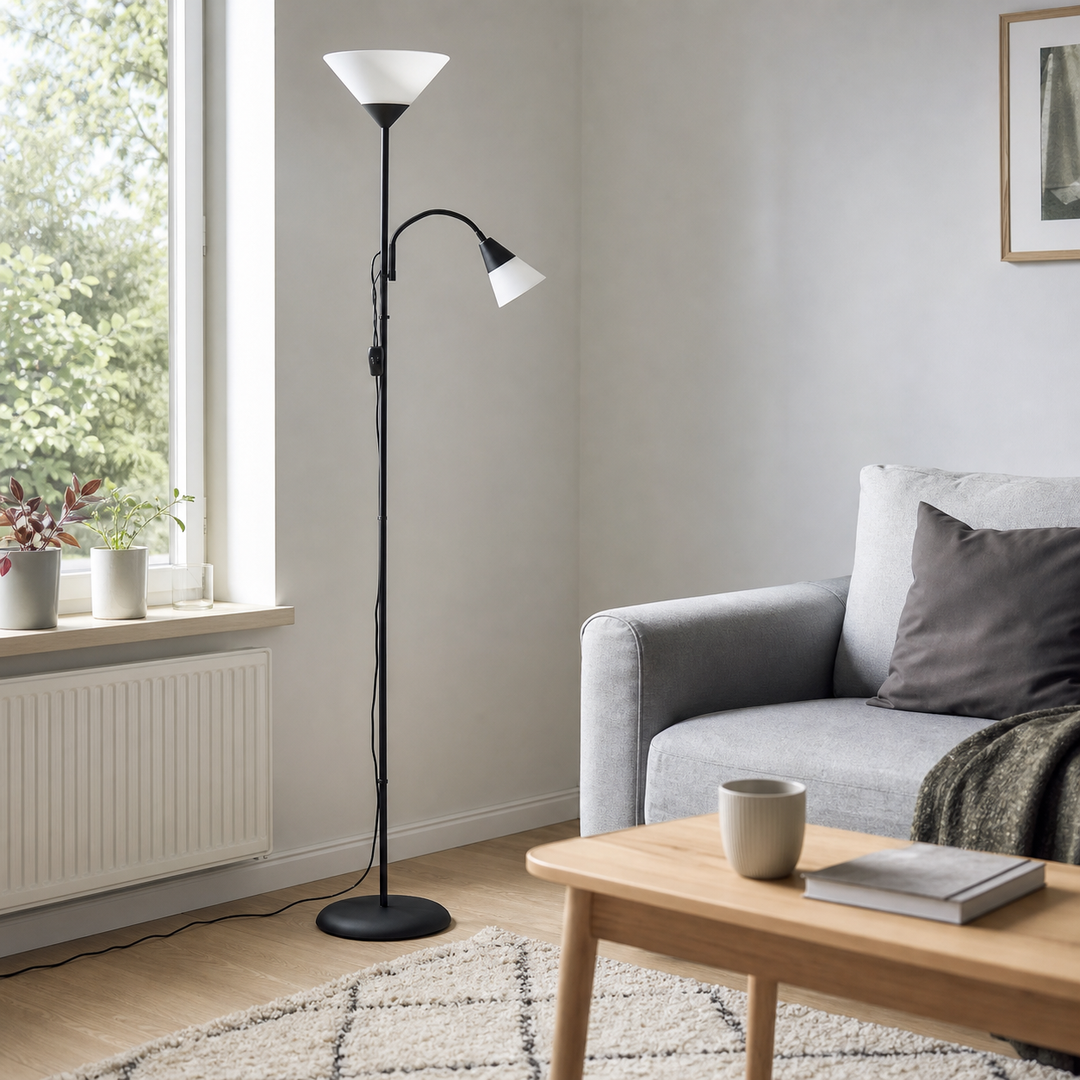 Fri zone foran vindue med en gulvlampe med to lyskilder