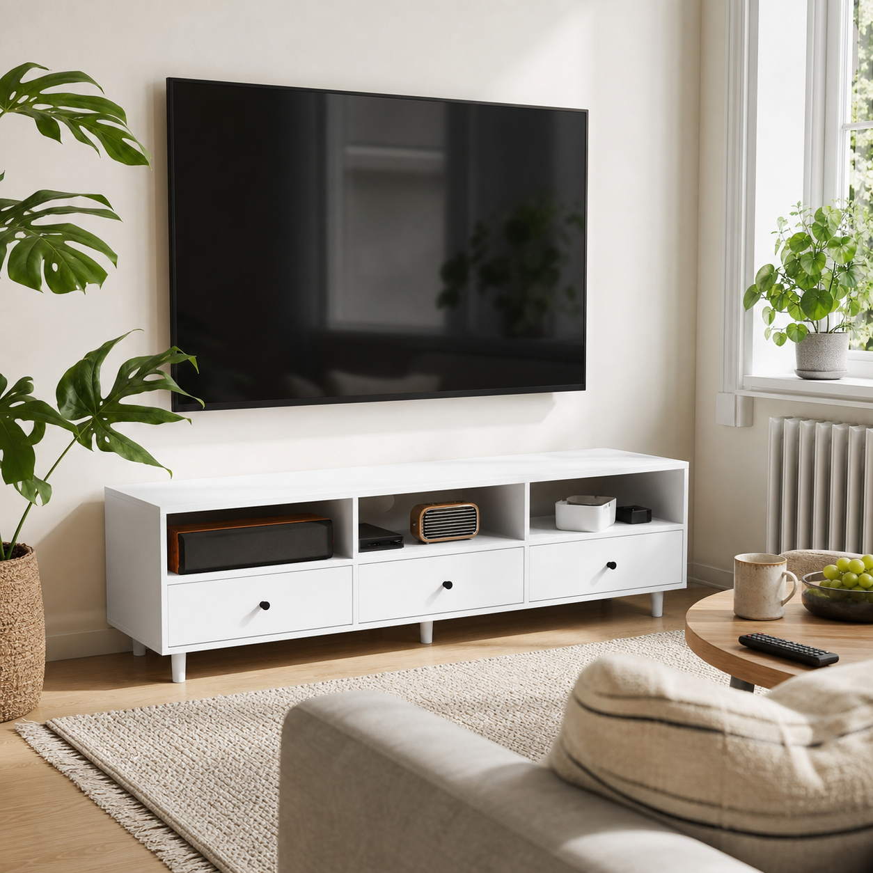 Tv-væg set fra primær sofa med et tv-bord med åbne rum og skuffer