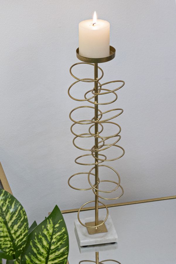 Glam lysestage i guldfarve, metal og marmor – 14x13x50 cm