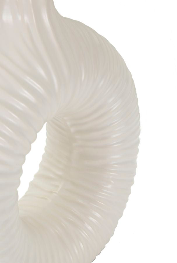 Bordlampe i hvid, keramik, jern og stof – 28x5x15 cm