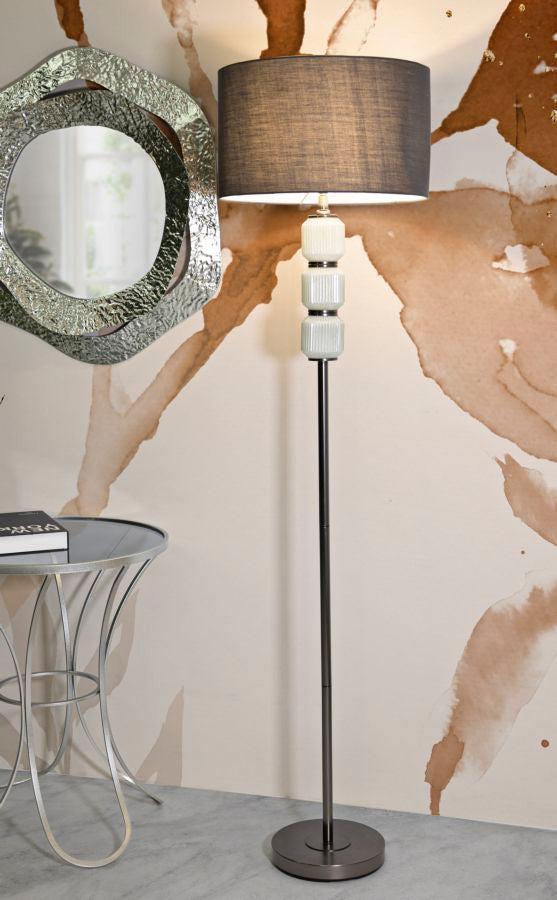 Gulvlampe i glas, jern og stof – 42x5x164 cm