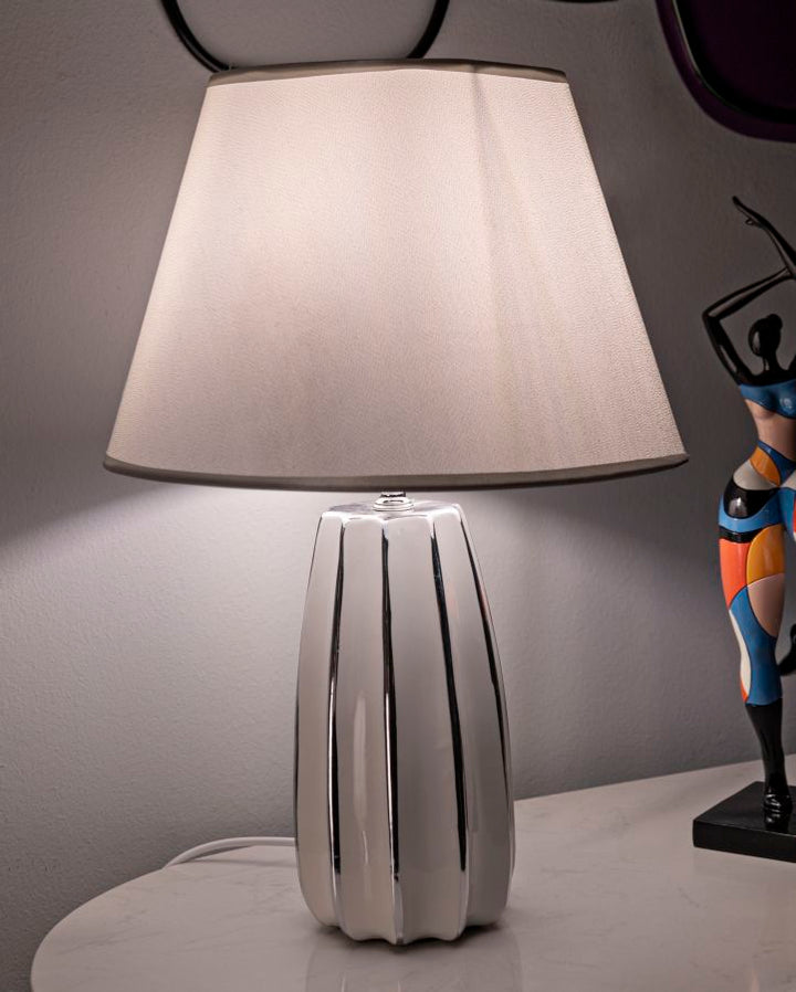 Glam bordlampe i keramik, jern og stof  – 30x45 cm