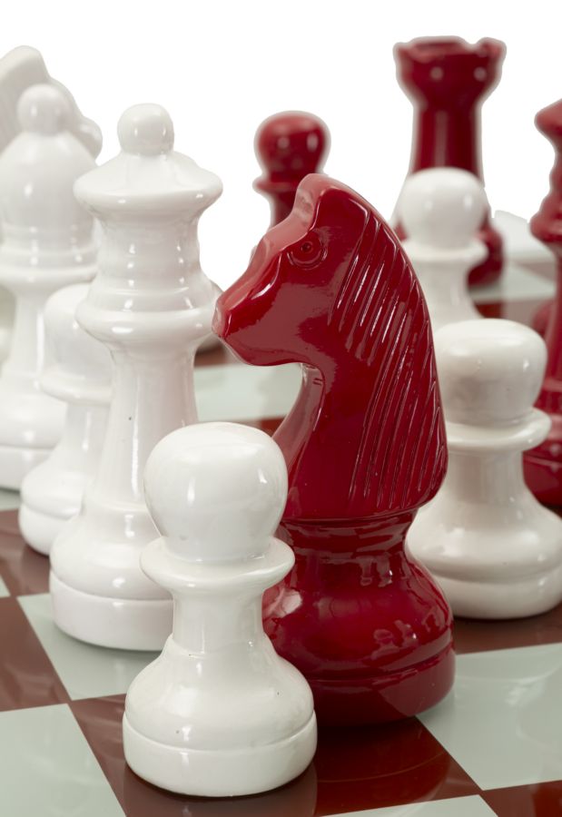 Skakbræt i polyresin og glas – 61x61x14 cm