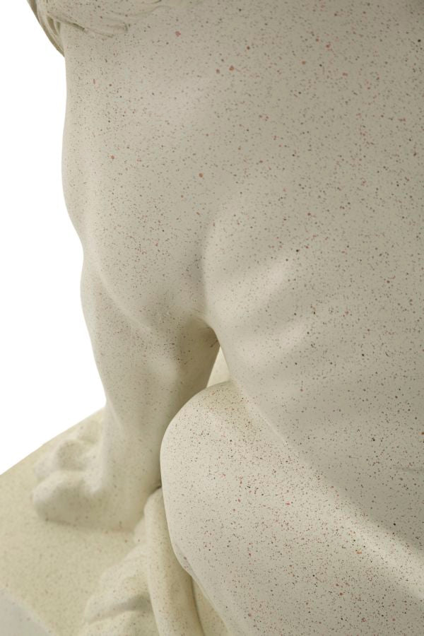 Pyntefigur i creme af polyresin – 17x5x25 cm