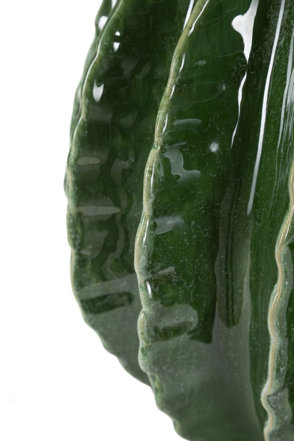 Smuk keramisk vase i grøn farve – 23x5x24 cm