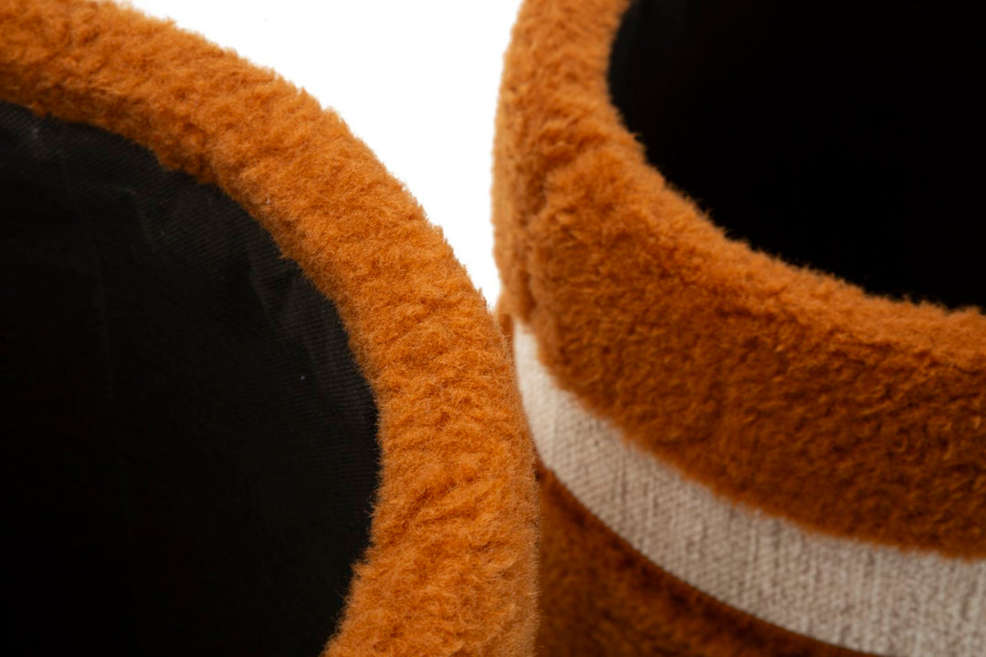 Taburetter i rød, mdf og polyester – 40x47 og 32x38 cm