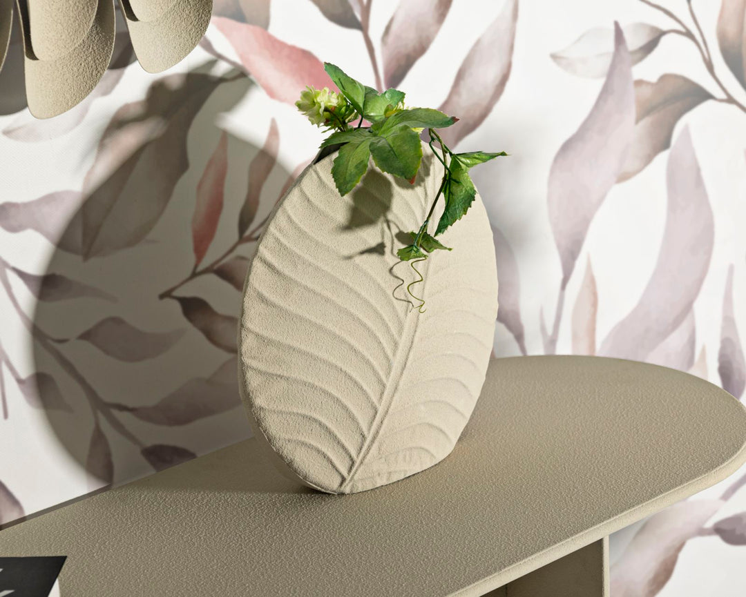 Moderne vase i creme, jern – 32x5x13 cm