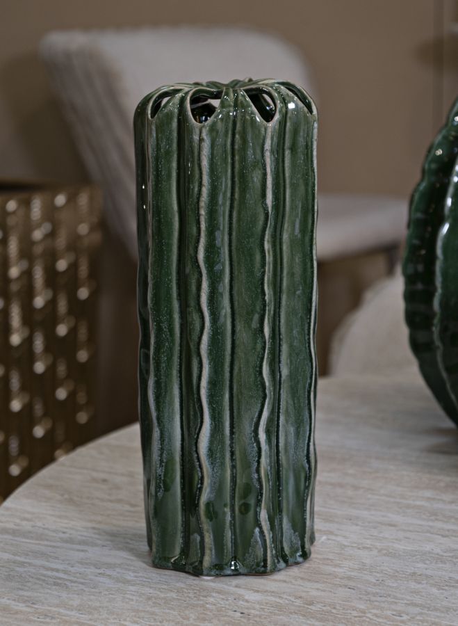 Smuk keramisk vase i grøn farve – 12x31x5 cm