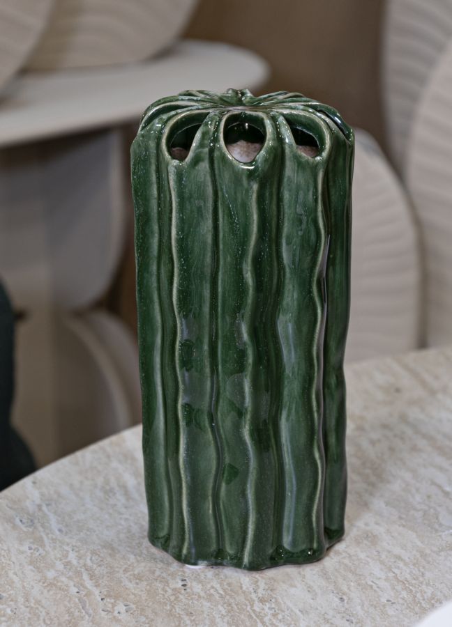 Smuk keramisk vase i grøn farve – 11x5x23 cm