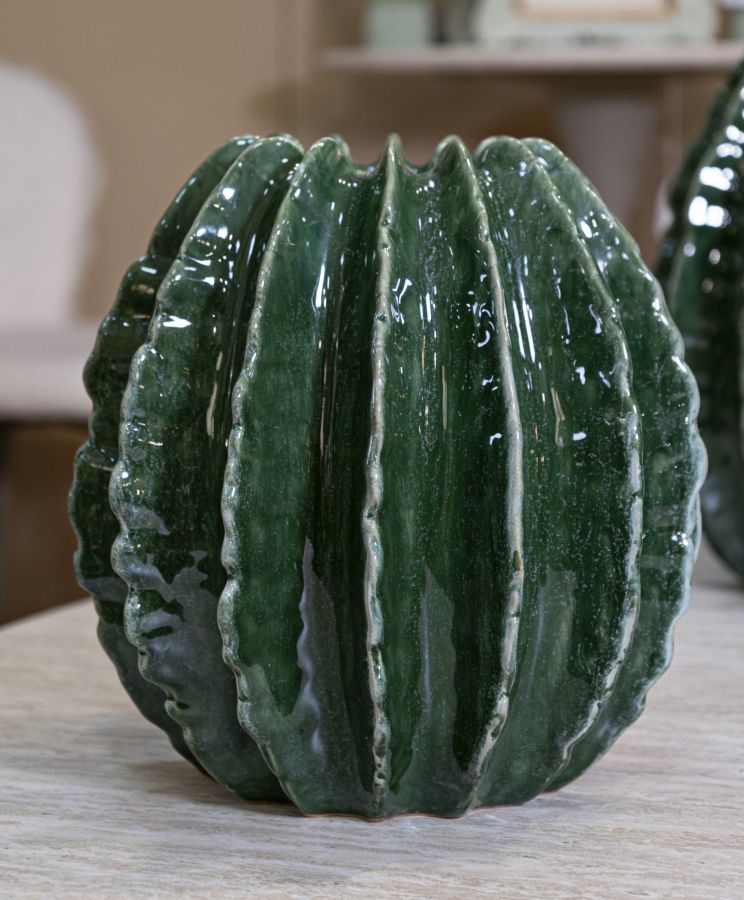 Smuk keramisk vase i grøn farve – 23x5x24 cm