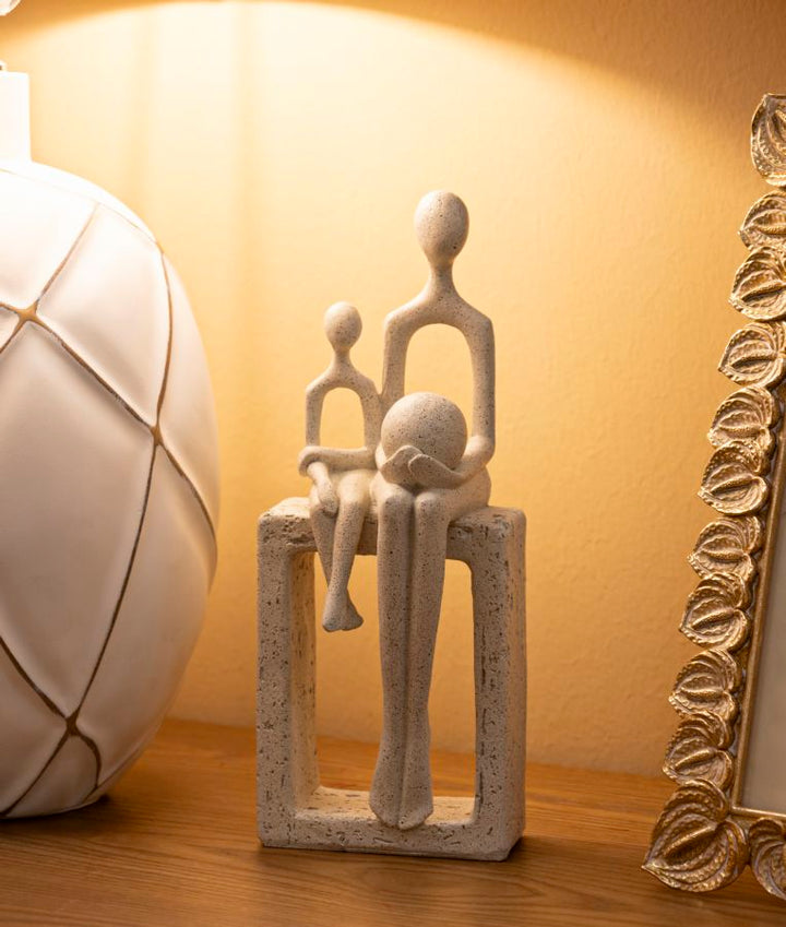 Pyntefigur i creme af polyresin – 10x7x5 cm