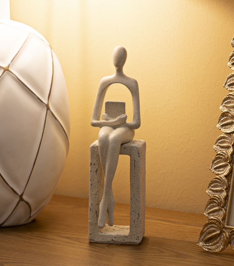 Pyntefigur i creme af polyresin – 8x5 6x5 cm