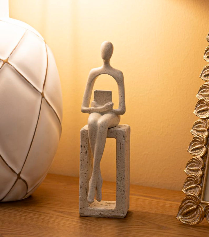 Pyntefigur i creme af polyresin – 8x5 6x5 cm