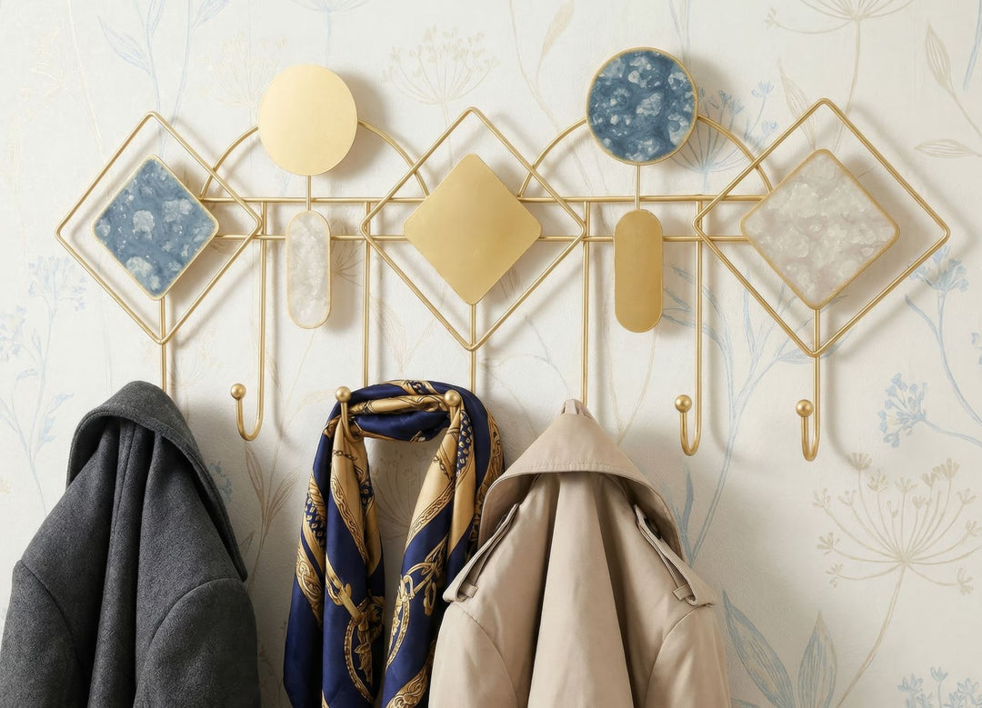 MONDAY WALL HANGER – Vægophæng i blå og guld (66,6 x 4,5 x 27,5 cm)