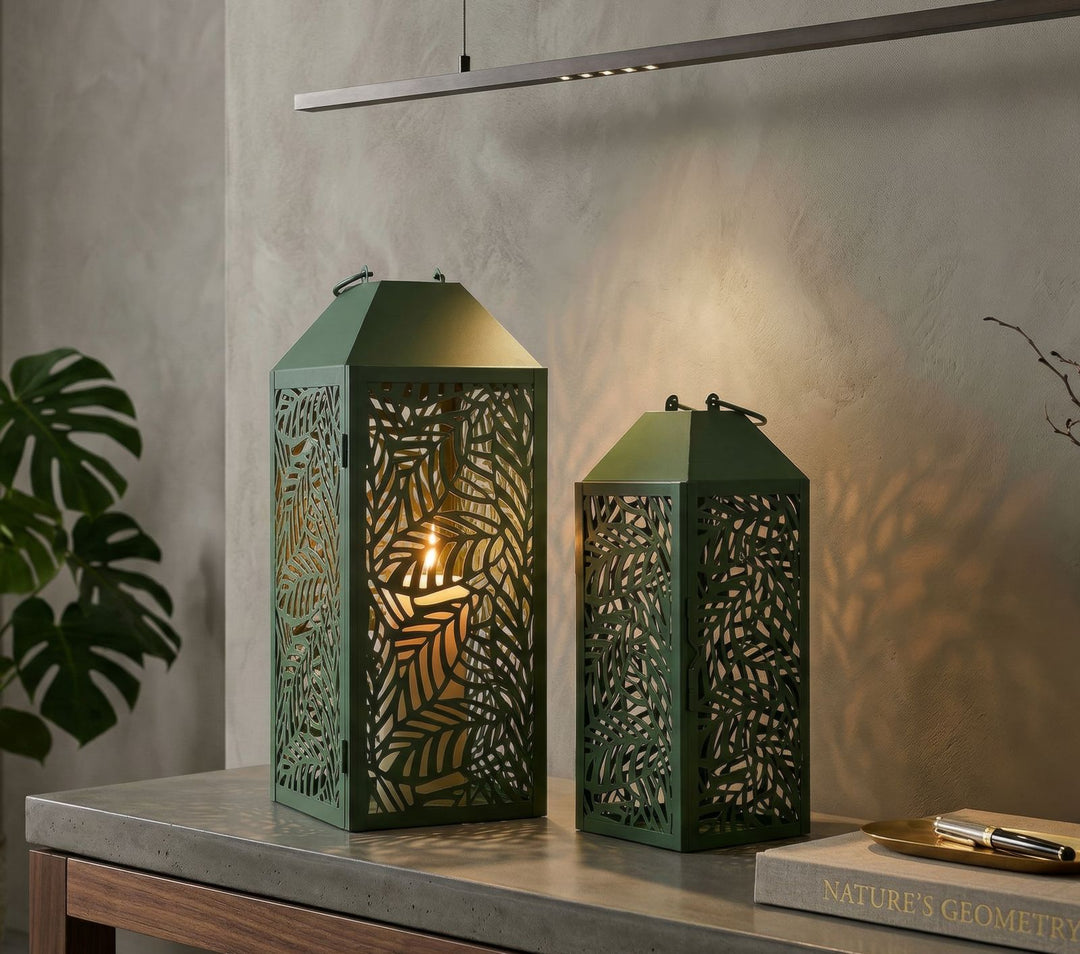 CARVING LANTERN – Sæt med 2 lanterner i grøn (17,8 x 17,8 x 44 cm / 13,8 x 13,8 x 34 cm)