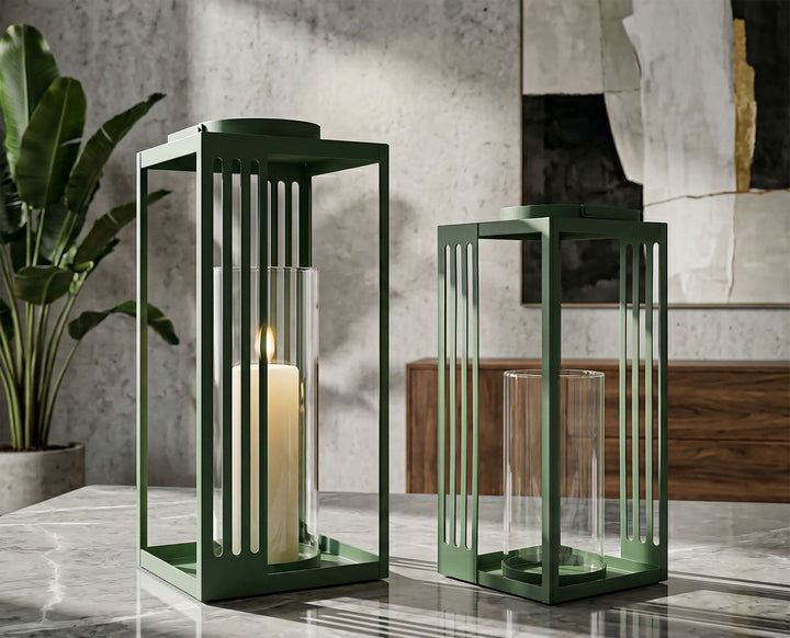 LINEE LANTERN – Sæt med 2 lanterner i grøn (18,3 x 18,3 x 43,5 cm / 15 x 15 x 36,5 cm)