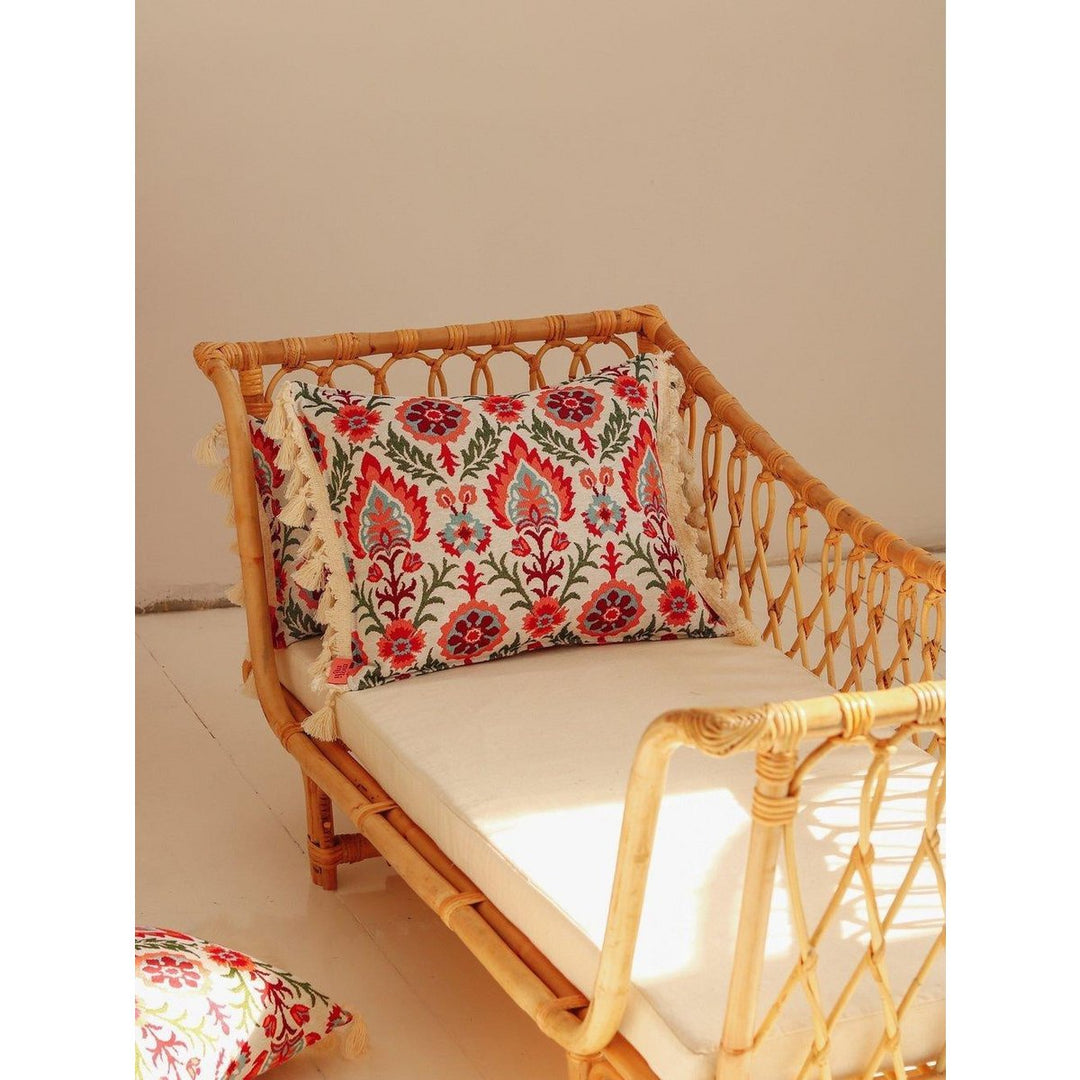 "Scarlet iris in Cancaya" pude med frynser