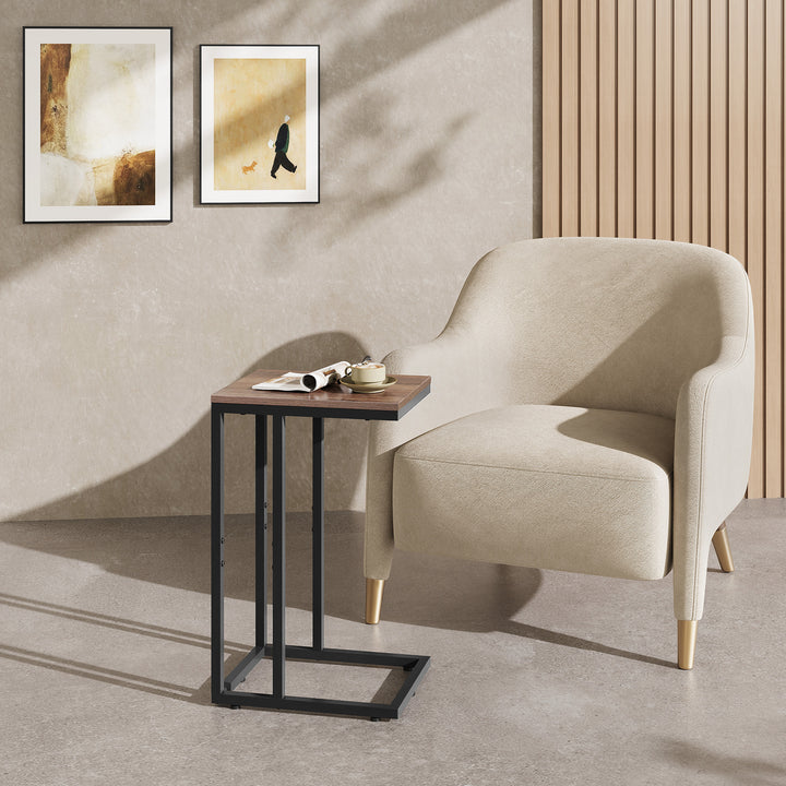 WLIVE C-formet sidebord, bygget med solid metalramme og åben opbevaringsdesign, slank struktur perfekt til små rum, ideel til stue og soveværelse, brun