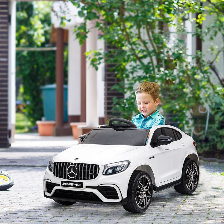 Børnebil 12v mercedes-benz amg glc63s coupe licenseret elbil med fjernbetjent sikkerhedssele 2 x 35w motorer mp337-60 måneder hvid 115 x 70 x 55 cm