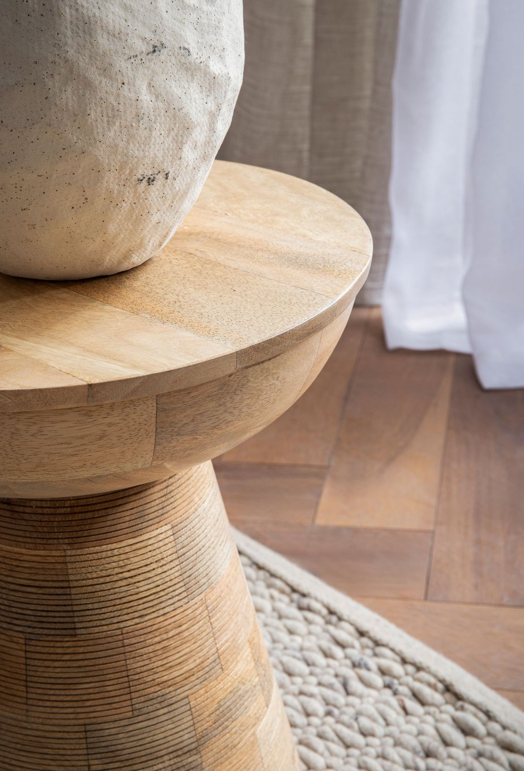 Sidebord lavet af massivt mangotræ – Rundt, skulpturelt, håndlavet – Lille træbord i et moderne-rustikt design – Skammel og stuebord – Unikt stykke i naturligt træ