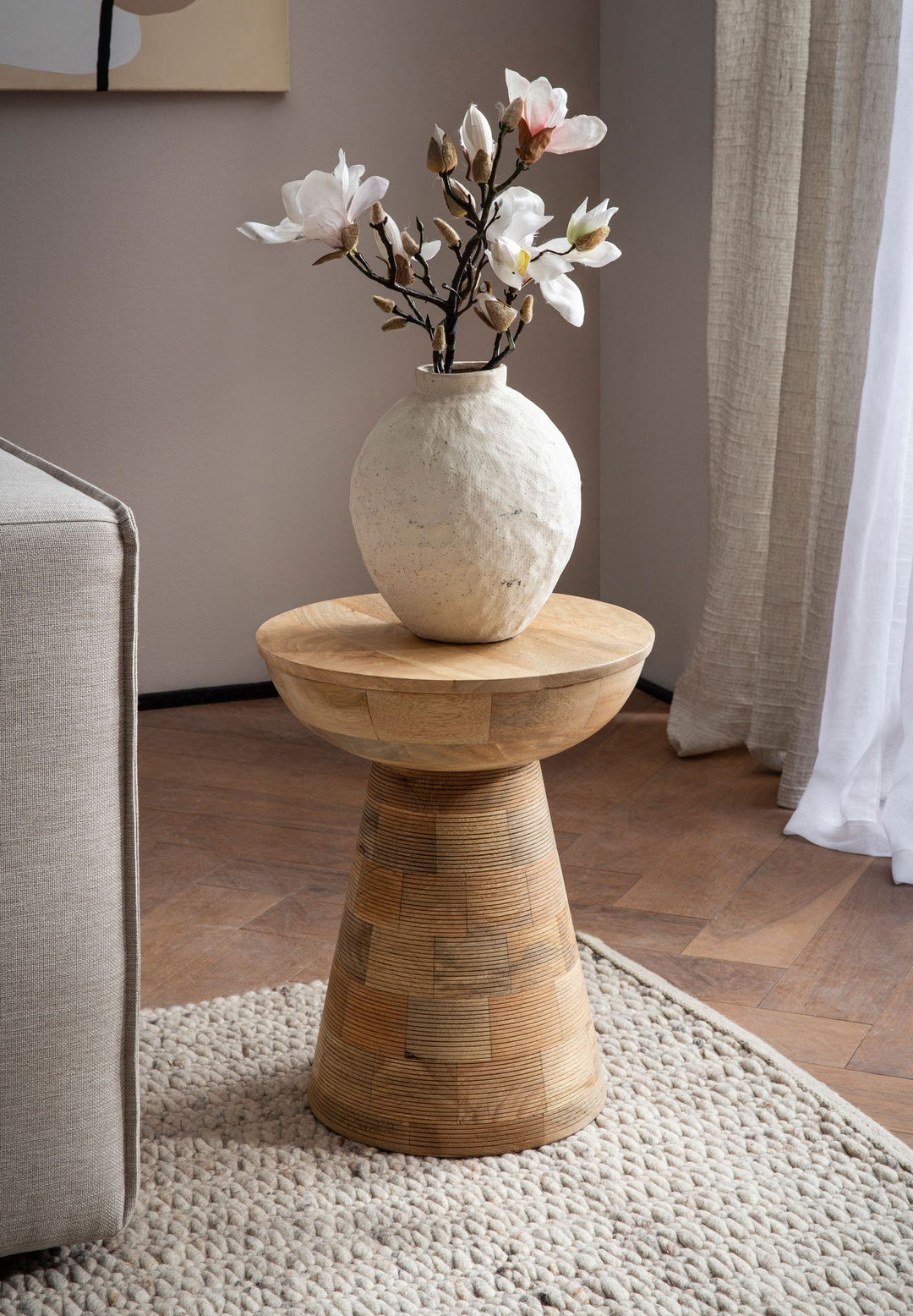 Sidebord lavet af massivt mangotræ – Rundt, skulpturelt, håndlavet – Lille træbord i et moderne-rustikt design – Skammel og stuebord – Unikt stykke i naturligt træ