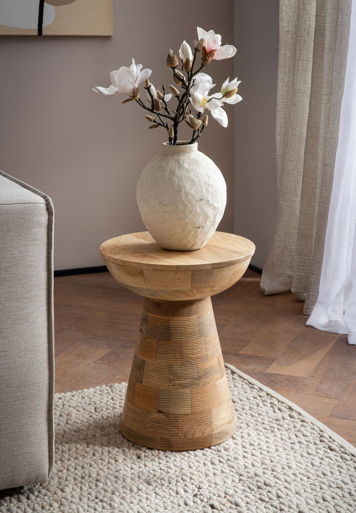 Sidebord lavet af massivt mangotræ – Rundt, skulpturelt, håndlavet – Lille træbord i et moderne-rustikt design – Skammel og stuebord – Unikt stykke i naturligt træ