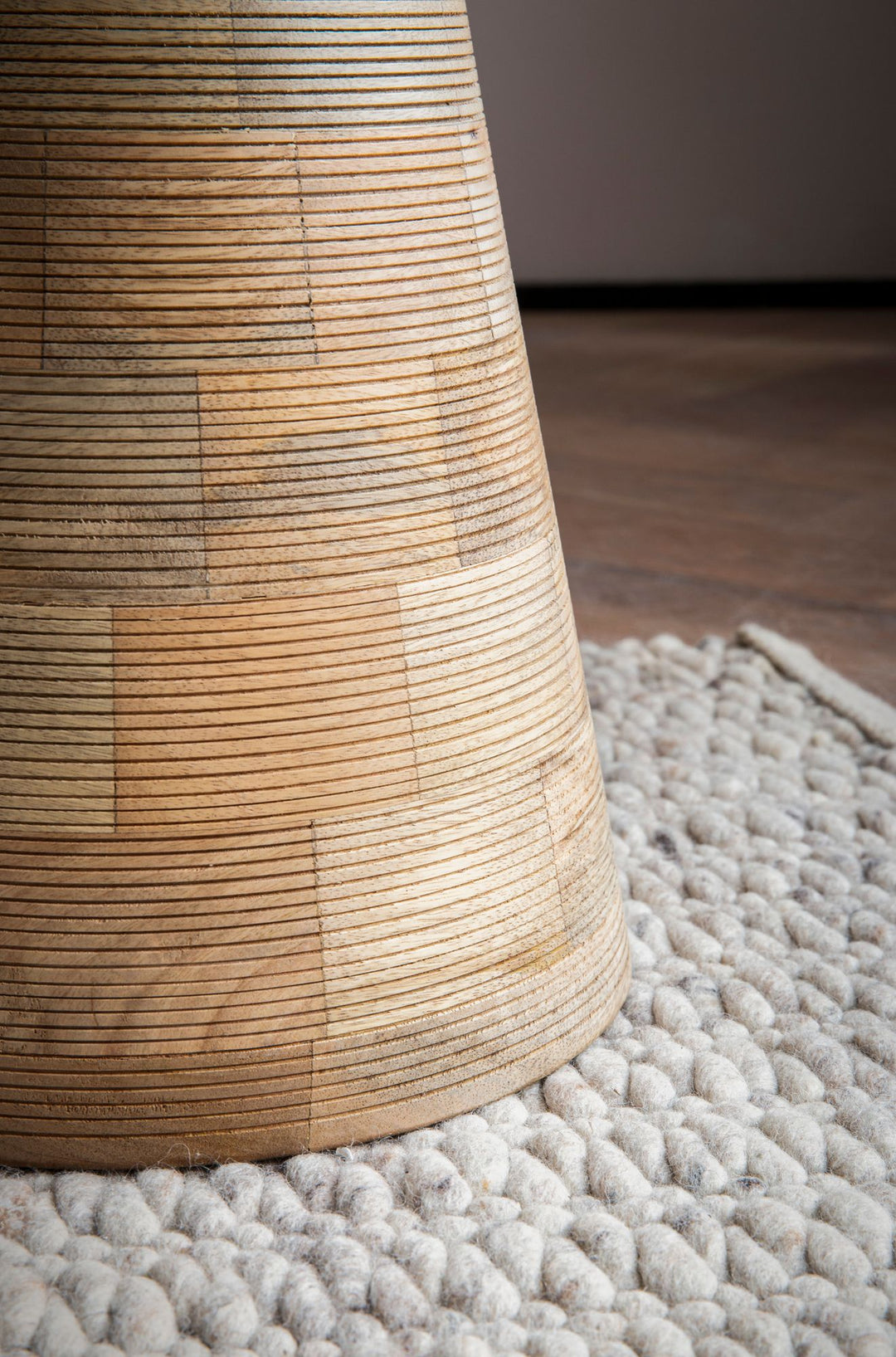 Sidebord lavet af massivt mangotræ – Rundt, skulpturelt, håndlavet – Lille træbord i et moderne-rustikt design – Skammel og stuebord – Unikt stykke i naturligt træ