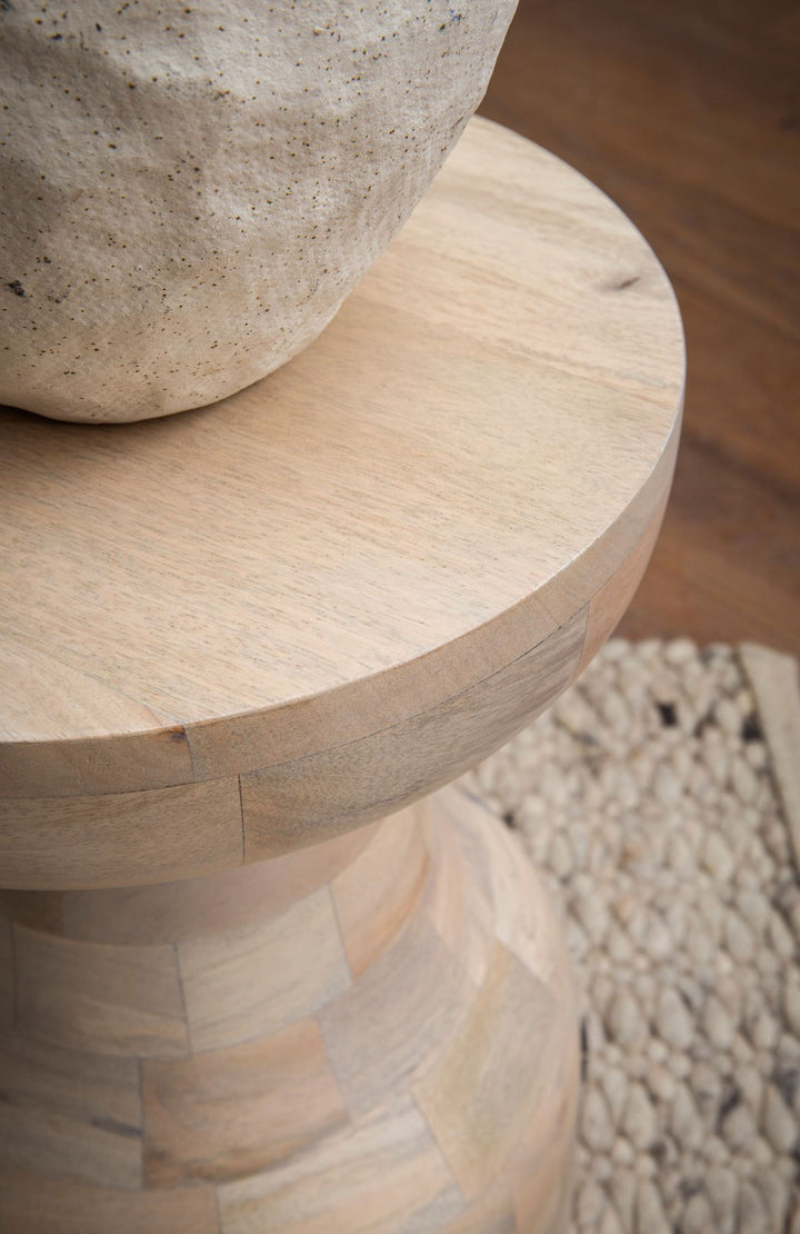 Sidebord i mangotræ, massivt, naturligt bleget, 30x30x42,5 cm, lille lysebrunt rundt sidebord, moderne stuebord, sofabord, højt plantebord