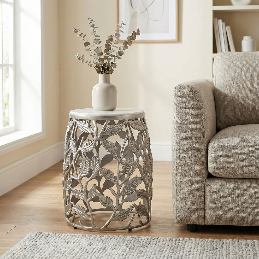 Rundt Sidebord 40 cm i Sølv Aluminium med Hvid Marmorbordplade – Moderne Designbord