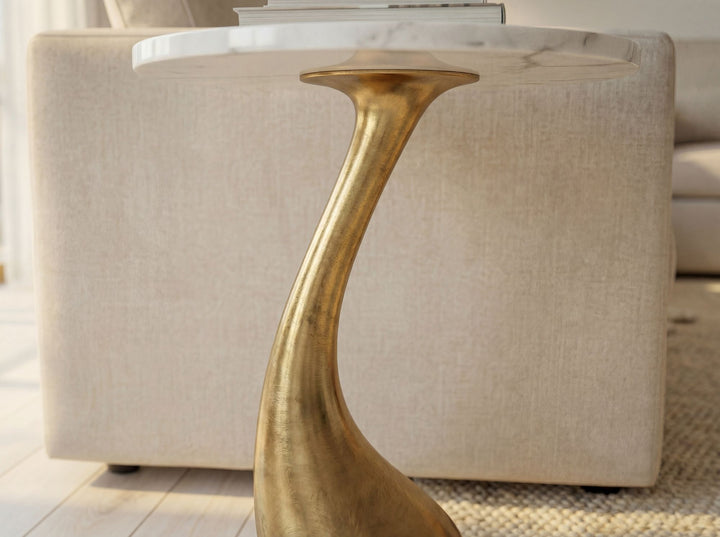 Rundt Sidebord 45 cm i Guld Aluminium med Hvid Marmorbordplade – Moderne Designbord