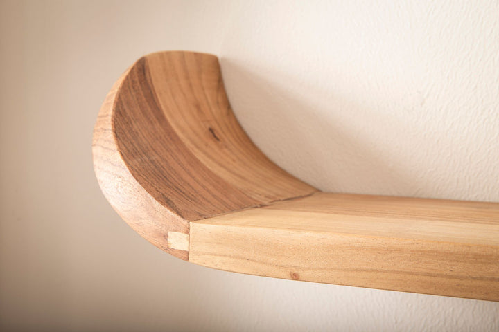 Mango vægreol i massivt træ 60 cm · Hængende stativ med buede ender · Håndlavet svævende hylde i moderne design · Hylde lavet af ægte træ